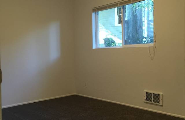 Great 2 BR/1 BA duplex unit available!