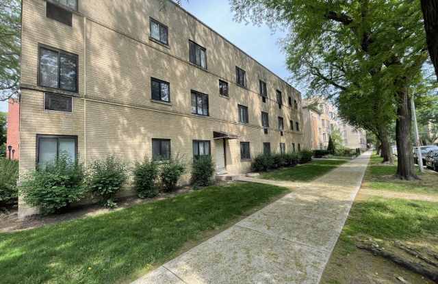 2032 W Jarvis Avenue