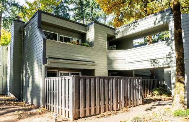 Lake Oswego Condo 2 Bed 1 Bath!