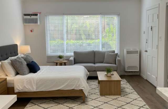 1136-1160 N. El Centro Ave.