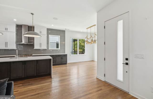 32 Walthall Street NE #A