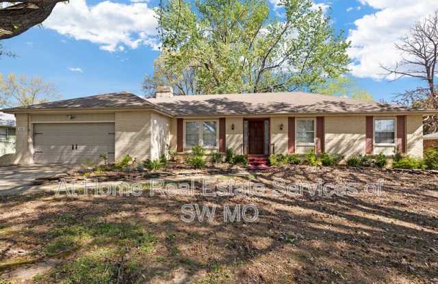 1341 E Walnut Lawn