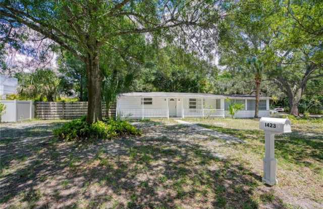 1423 S SHADE AVENUE - 1423 South Shade Avenue, Sarasota, FL 34239