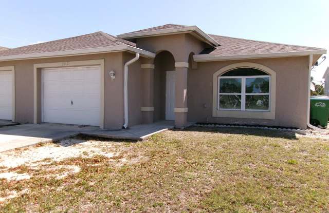 ONE MONTH FREE RENT!! SW Cape 3/2/1 Duplex Avail Now