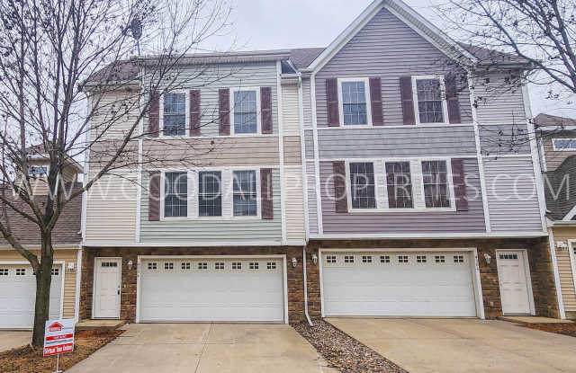 2 Bedroom, 2 1/2 Bath Townhome in Urbandale with a 2 car attached garage!!!