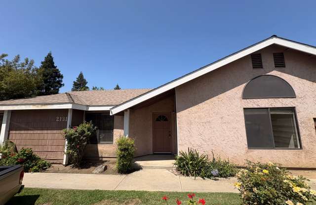 Cozy 3 bedroom, 2 bathroom home in Northeast Visalia