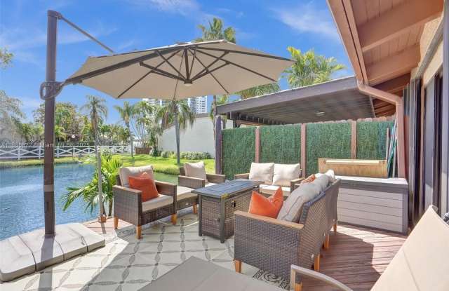 Photo of 2667 S Parkview Dr