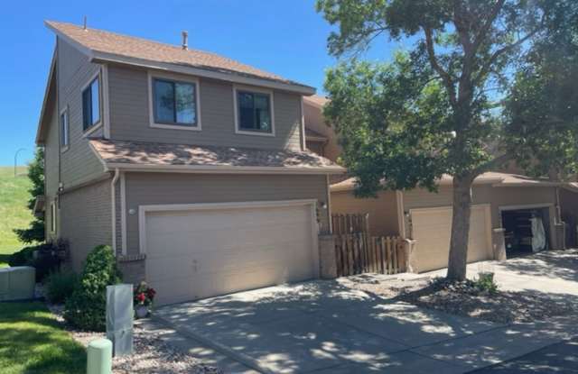 Lakewood Townhome with Pretty Views 4 Bedroom 3 1/2 Baths w/ 2 Car Garage!