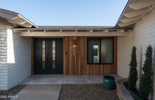 2439 E LINCOLN Circle