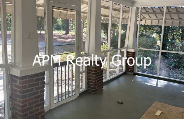 Private Country Feel Close to Downtown