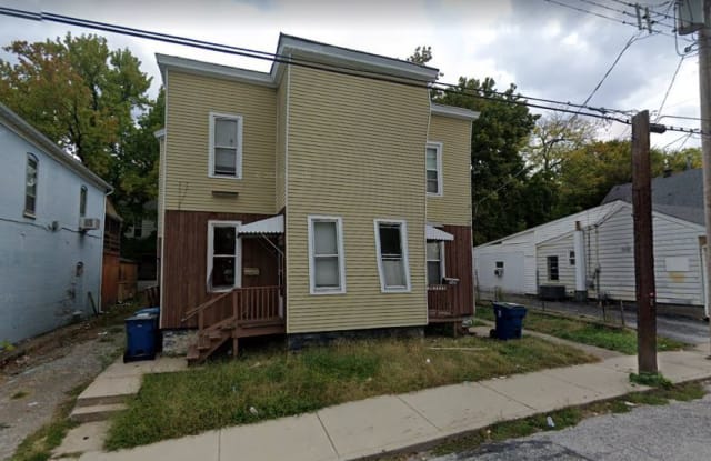 906 East 7th Street