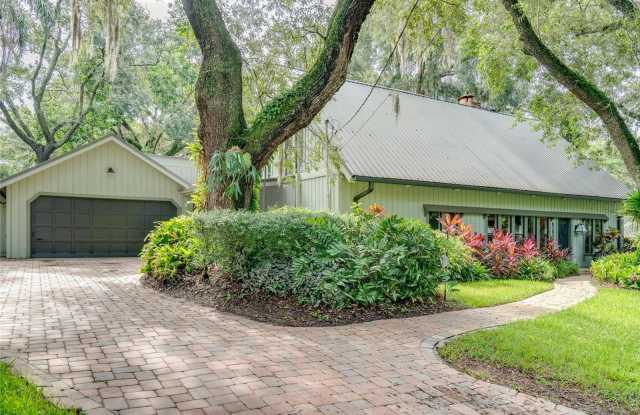 8303 N River Oaks Ct