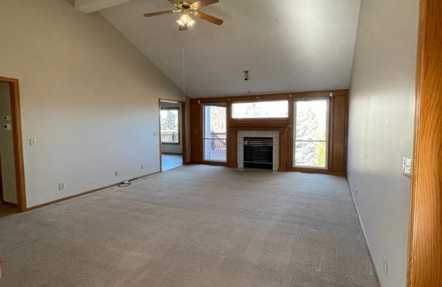 17116 I St, Omaha, NE 68135