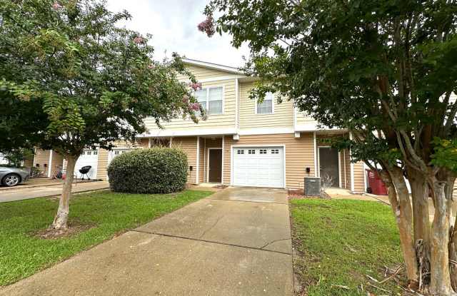 Cute Town home, great location!