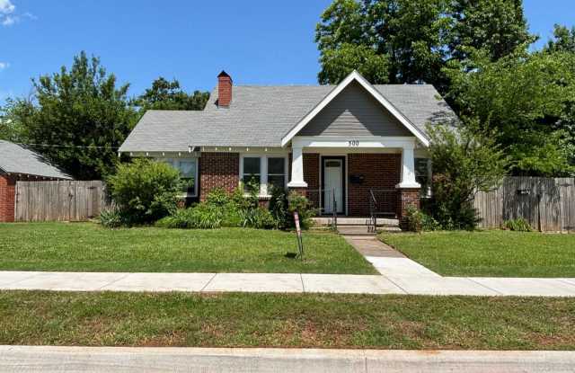 Cute 2 bedroom, 1 bathroom house located next to UCO in Edmond, OK