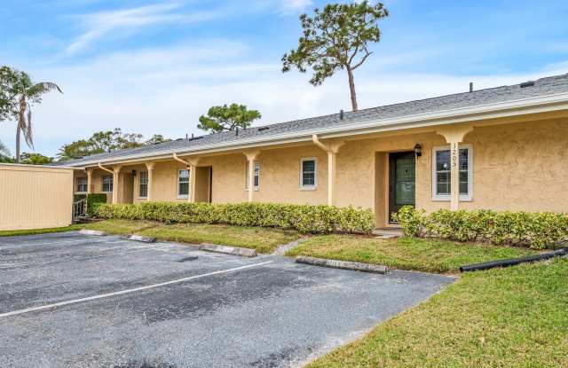 Gorgeous 1br/1ba villa at Woodlands, 55+ community available now!