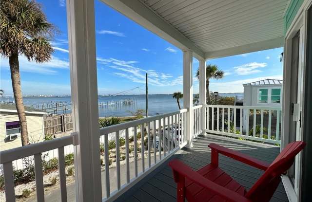 2551 NE Heron's Walk