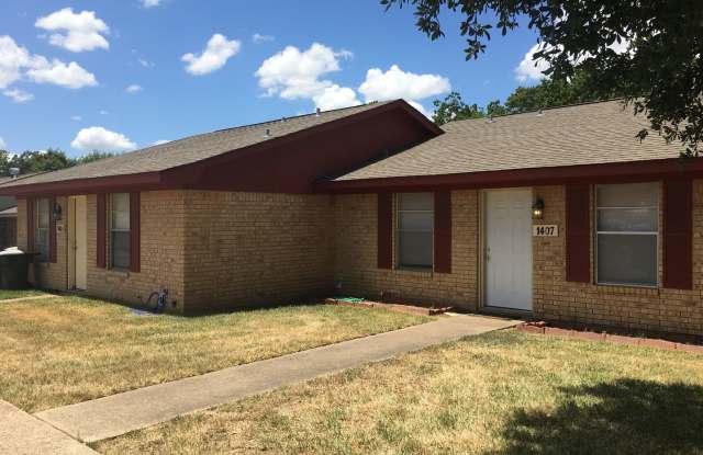 2/1 Duplex Available For Prelease!