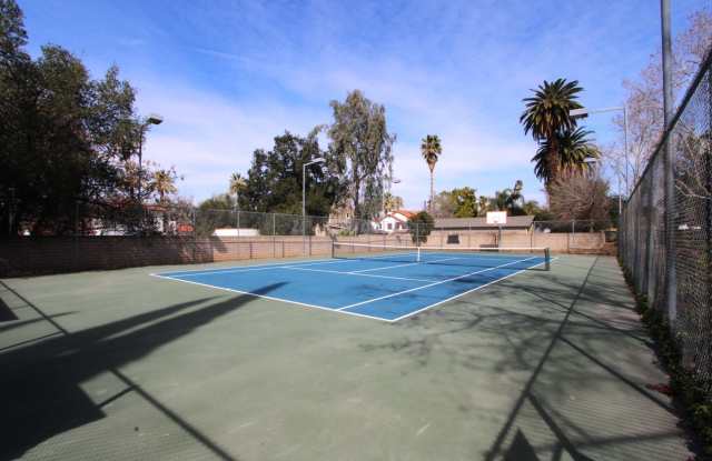 Upstairs 2-Bedroom Condo in South Redlands!