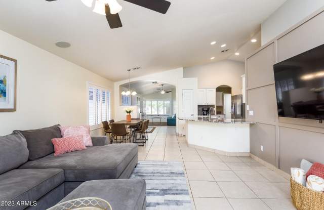 8161 W PONTIAC Drive