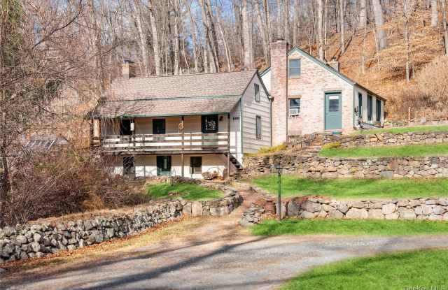 Photo of 689 S Mountain Road