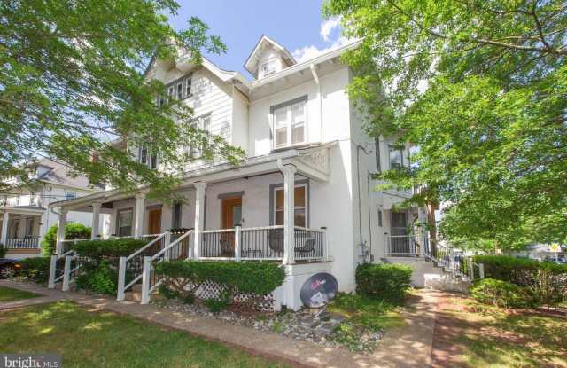 427-1 E MAIN AVE