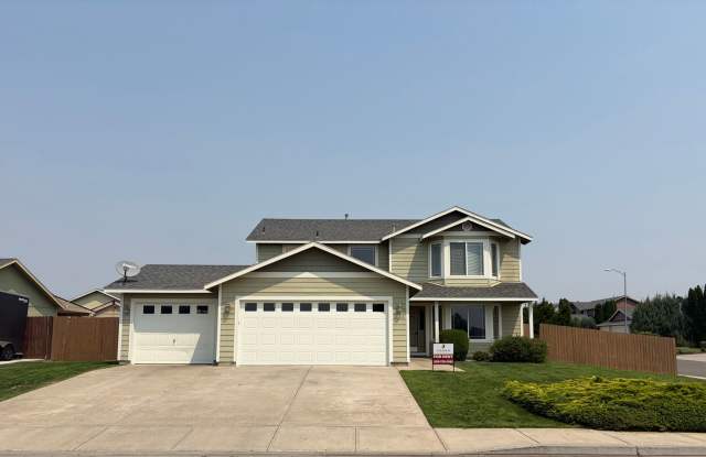 Spacious 4 Bedroom, 2.5 Bath w/3 Car Garage!