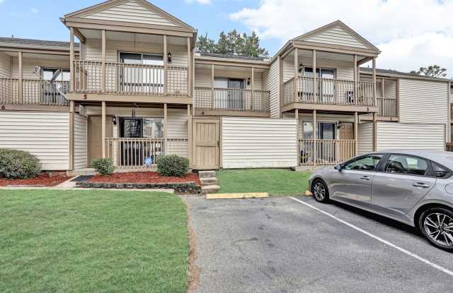 2 bedroom/ 2 bathroom beautifully updated condo in Twelve Oak Condos!