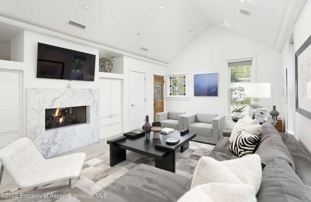 533 W Francis Street