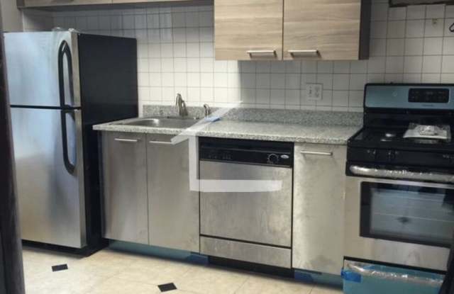 Photo of Large 3 bed unit right in front of the Green Line.