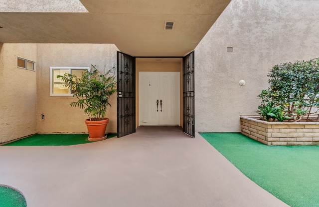 2370 Via Mariposa West - 11B