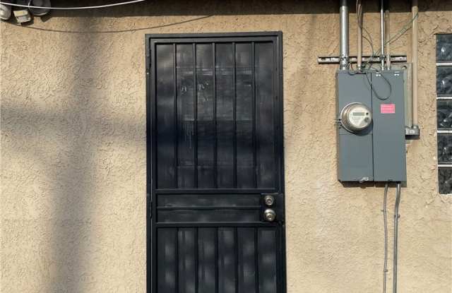 643 E 7th (backhouse) Street