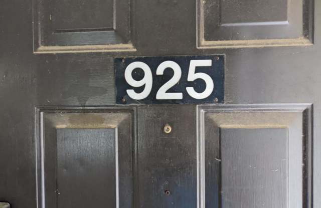 925 Applewood Lane