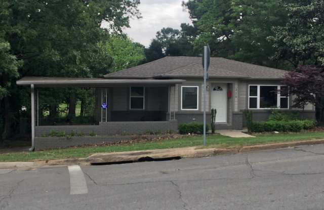 3 Bedroom House With HUGE Yard!