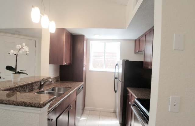 Beautiful Remodeled 2/1 Condo x Rent @ Villa Medici close to Theme Parks!