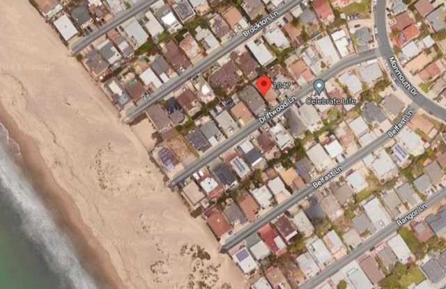 Coastal Living just step away from the BEACH~ Spacious - 3 story home with large living/dining area with private SAUNA!