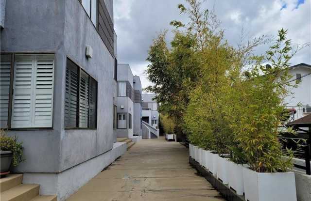 360 S Los Robles Avenue