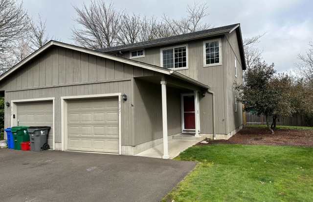 Spacious townhouse style duplex, 3 bedrooms 1.5 bathrooms! - 2127 West Irwin Way, Eugene, OR 97402