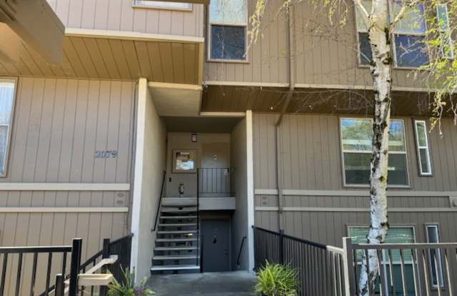 2 story condo w/new laminate flooring! - 2079 Ascot Drive, Moraga, CA 94556