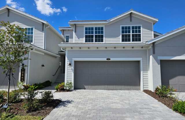 Seasonal Short-Term 3 Bedroom 2 Bathroom Coach Home in Wellen Golf & Country Club!
