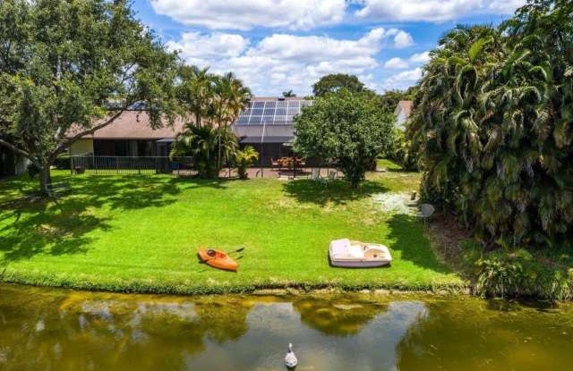 1369 Riverside Circle