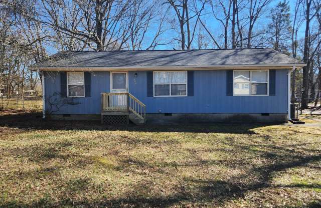 Simpsonville - Downtown - Conveniently Located 3 BR/2 BA Home with Large Yard - Minutes from the Clock Tower, Vaughn's and the Ice Cream Station! - 300 Florence Drive, Simpsonville, SC 29681