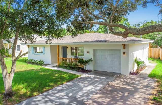 245 GROVE CIR N