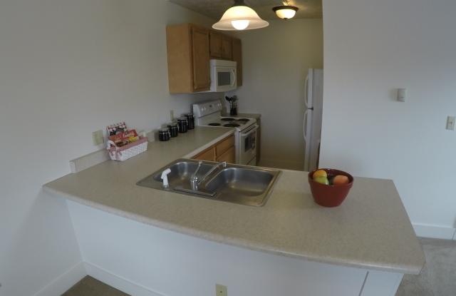 220 S 6th St (Maison de Ville)