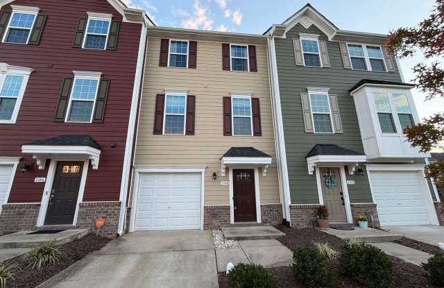 Photo of Like-New 4 Bedroom Townhouse