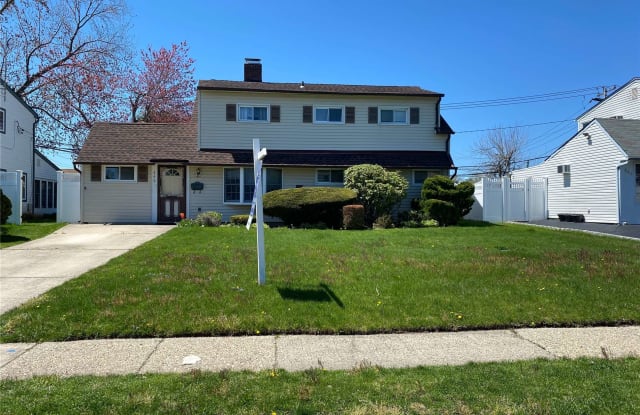 446 Division Avenue - 446 Division Avenue, Hicksville, NY 11801