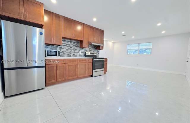 940 NW 32nd Ct