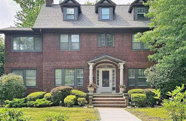 Photo of 2501 Euclid Heights Boulevard