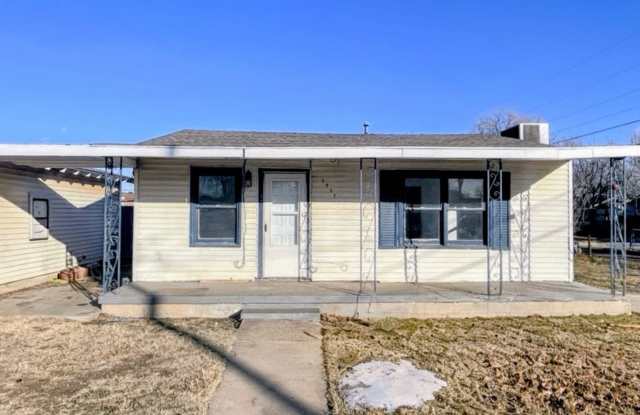 Cozy Modern Living – Bright 2‑Bedroom Home Near Snyder High