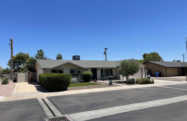 1828 W LAWRENCE Lane